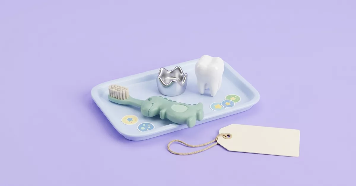 Ilustración de una charola con cepillo infantil, corona de acero, un diente y estampas, junto a una etiqueta de precio en blanco